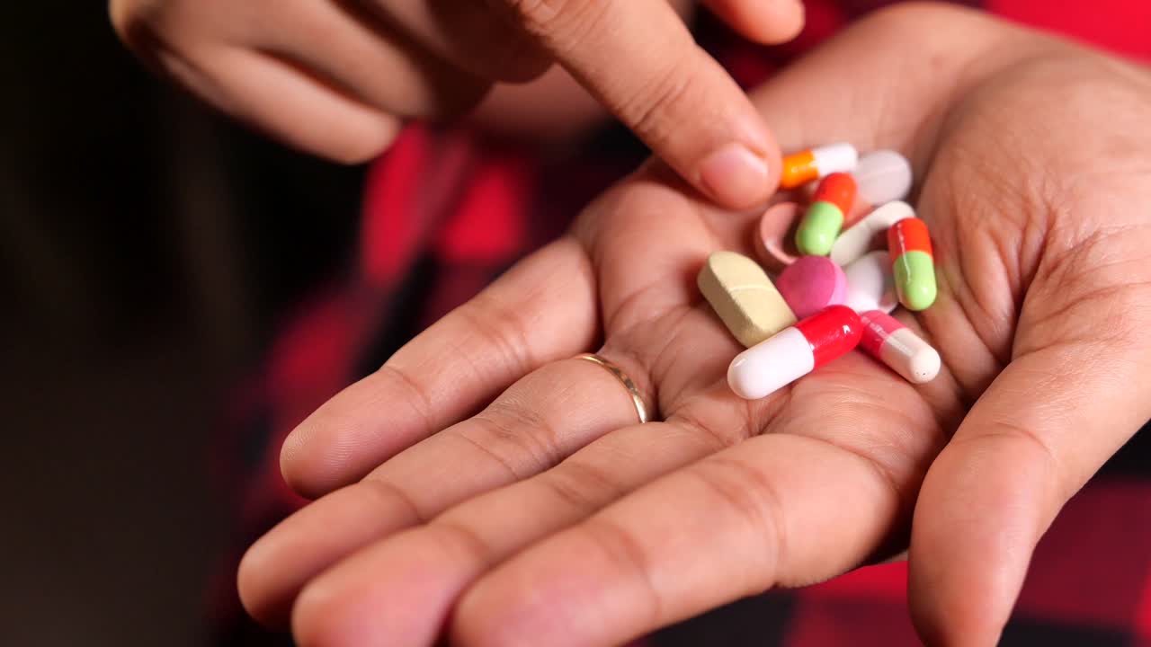 여러 가지 약을 들고 있는 손