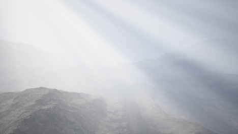 Rayos-De-Sol-Contra-El-Telón-De-Fondo-De-Las-Montañas