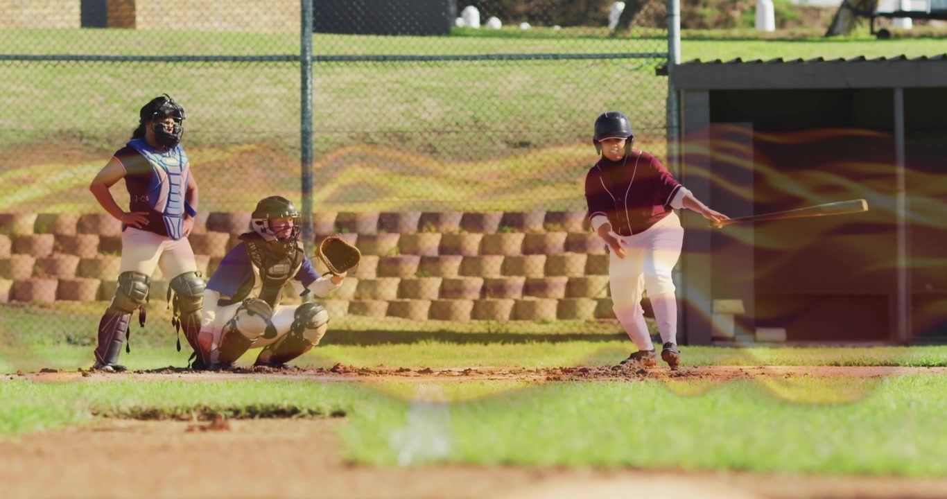 Battitore di softball che entra nel box mentre arriva il lancio, colpisce la palla con la mazza, scatta verso la base e festeggia il punto