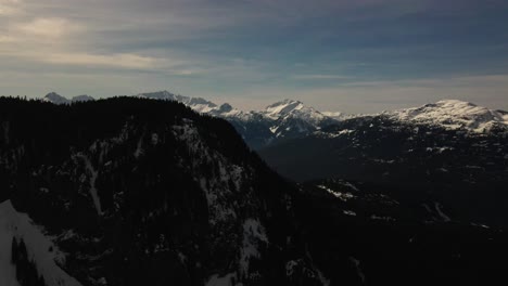 épica-Al-Revés-Revela-Una-Toma-Del-Parque-Provincial-Garibaldi-Con-Las-Montañas-Nevadas-De-La-Costa-Al-Fondo,-Cerca-De-Squamish-Bc-En-Canadá-En-El-Mes-De-Invierno