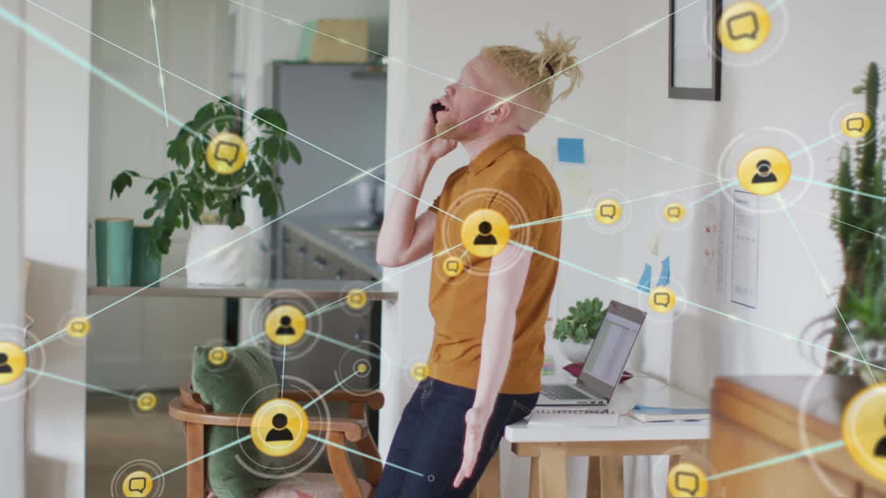 animación de iconos de los medios sobre un hombre de negocios albino afroamericano que usa un teléfono inteligente