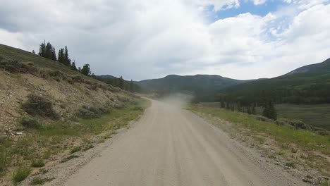 Blick-Durch-Die-Heckscheibe-Während-Der-Fahrt-Auf-Einer-Staubigen-Schotterstraße-Durch-Eine-Alpine-Wiese-In-Den-Rocky-Mountains-Von-Colorado,-USA