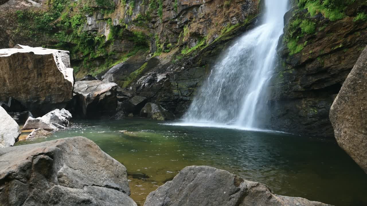 las cataratas de nauyaca en costa rica, una gran cascada alta de la selva tropical con una gran caída poderosa en una piscina en américa central, con el potencial de producir energía hidroeléctrica renovable.
