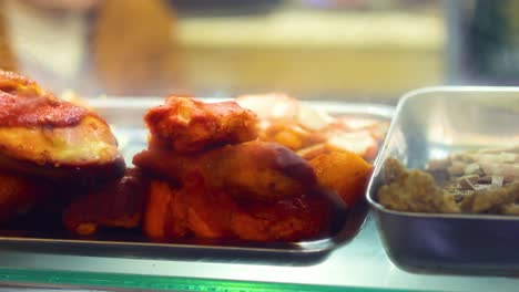 pollo asado con verduras en exhibición
