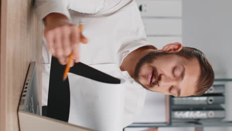 hombre de negocios leyendo contrato de negocios analizando currículum agita el dedo diciendo no no estoy de acuerdo fracasar
