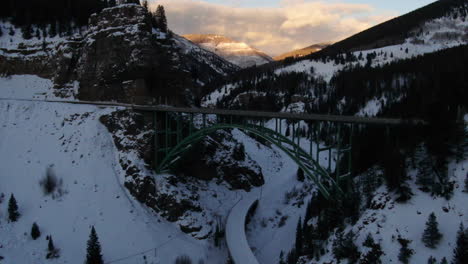 Drone-Cinemático-Aéreo-Vail-Avon-Acantilado-Rojo-Icónico-Puente-En-Colorado-Mediados-De-Invierno-Atardecer-Tardío-Movimiento-Hacia-Atrás-Pan-Hacia-Arriba