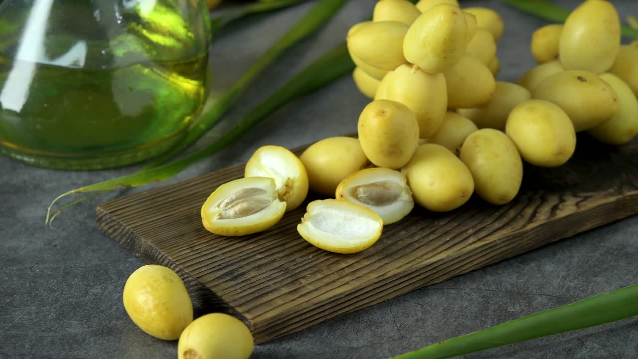 신선한 날짜 은 기름, 건강 식품 개념과 함께 테이블에 배치됩니다. 날짜 팔마. 원시 날짜  palm (phoenix dactylifera) 과일