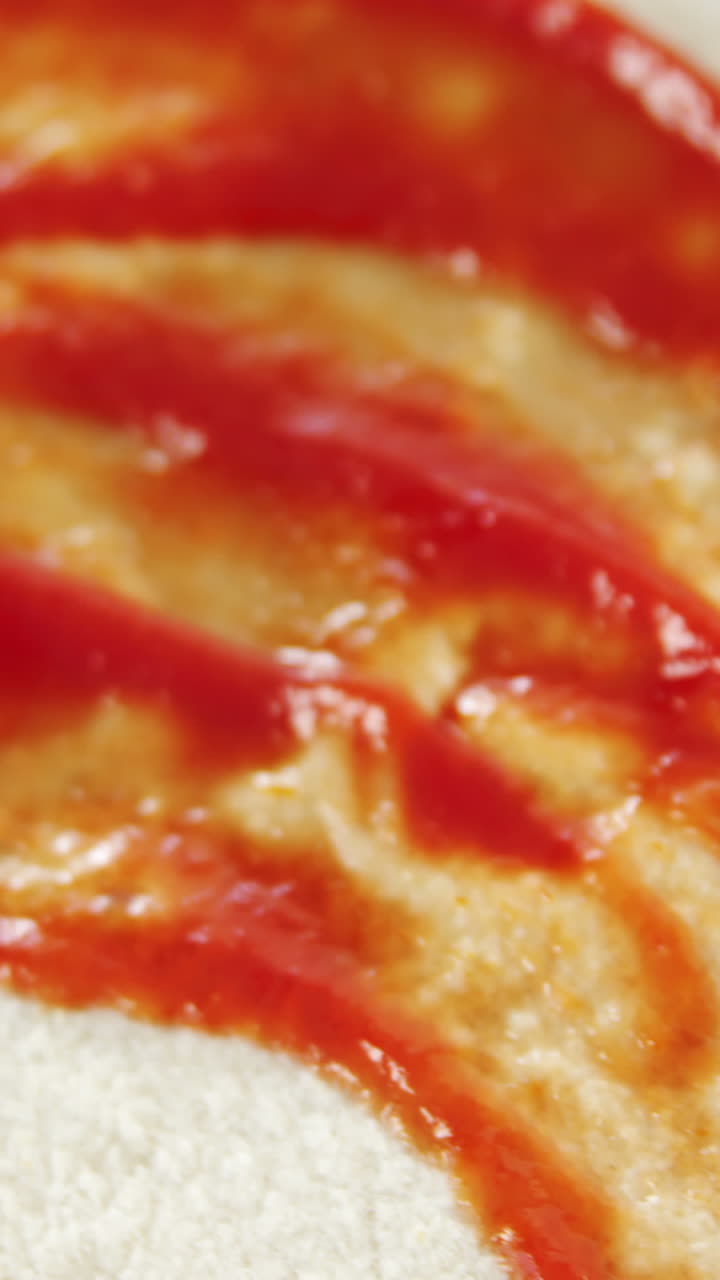 Salsa di pomodoro su base per pizza