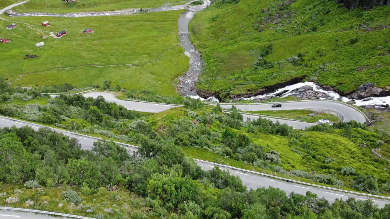 antena de vikafjell sinuosas carreteras de montaña con una inclinación lenta hacia arriba para revelar el impresionante y exuberante valle verde kvassdal y holedal - noruega