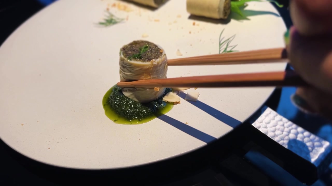 湯葉ソイミートロール グリーンペストソース。