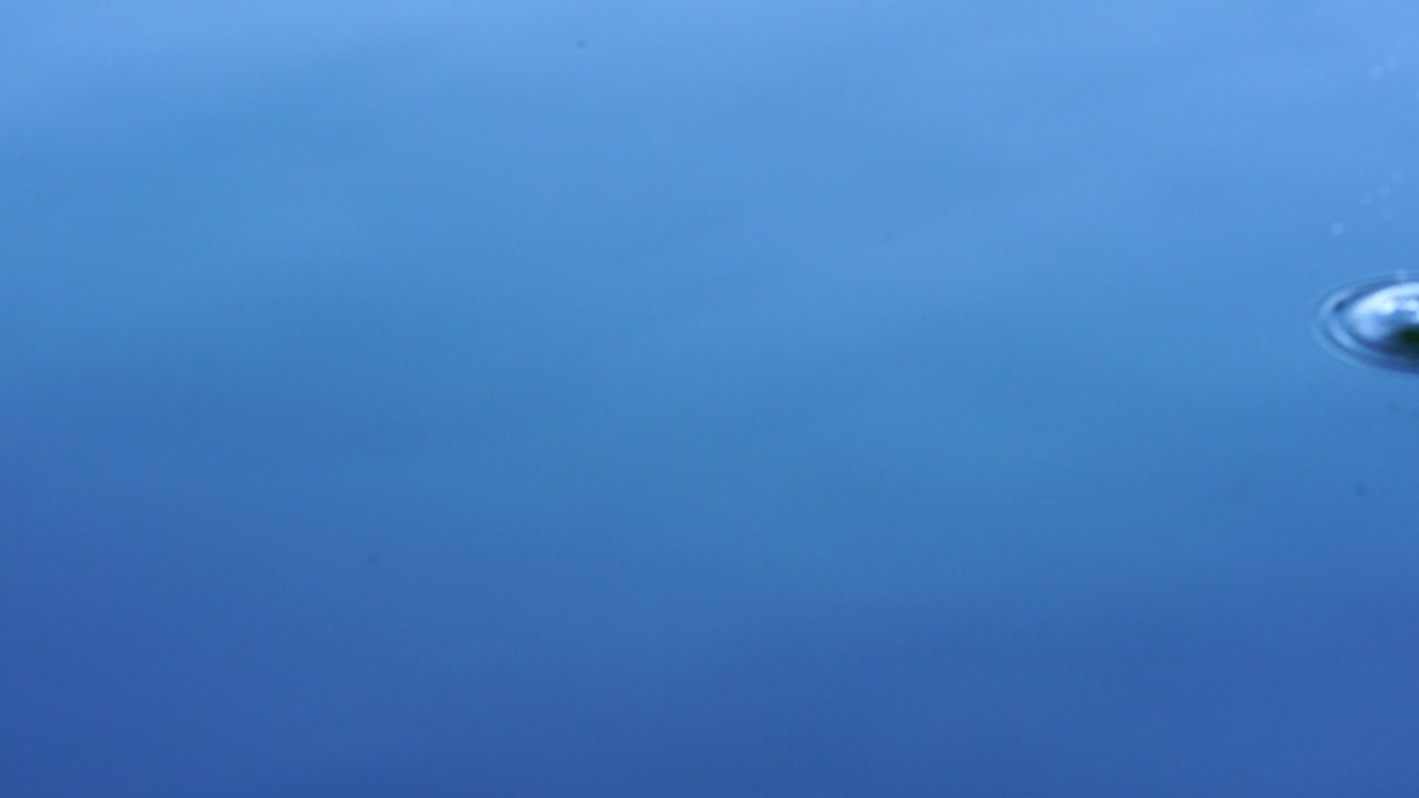 물방울, 파란 호수에 떨어진 후 물방울의 상세한 사진.