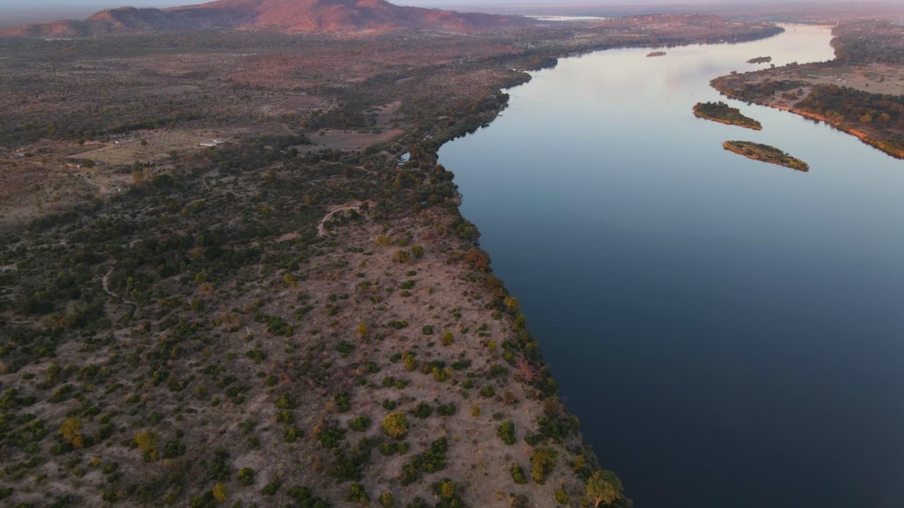 Tomada aérea de um rio grande