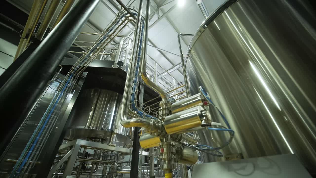 Pabrik bir kerajinan modern. Produksi bir kerajinan. Peralatan modern di pabrik bir, tangki logam, produksi minuman beralkohol