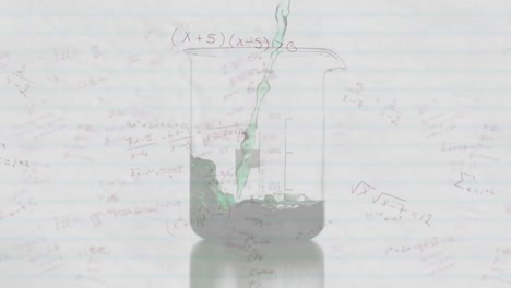 ecuaciones matemáticas contra el líquido que cae en el vaso