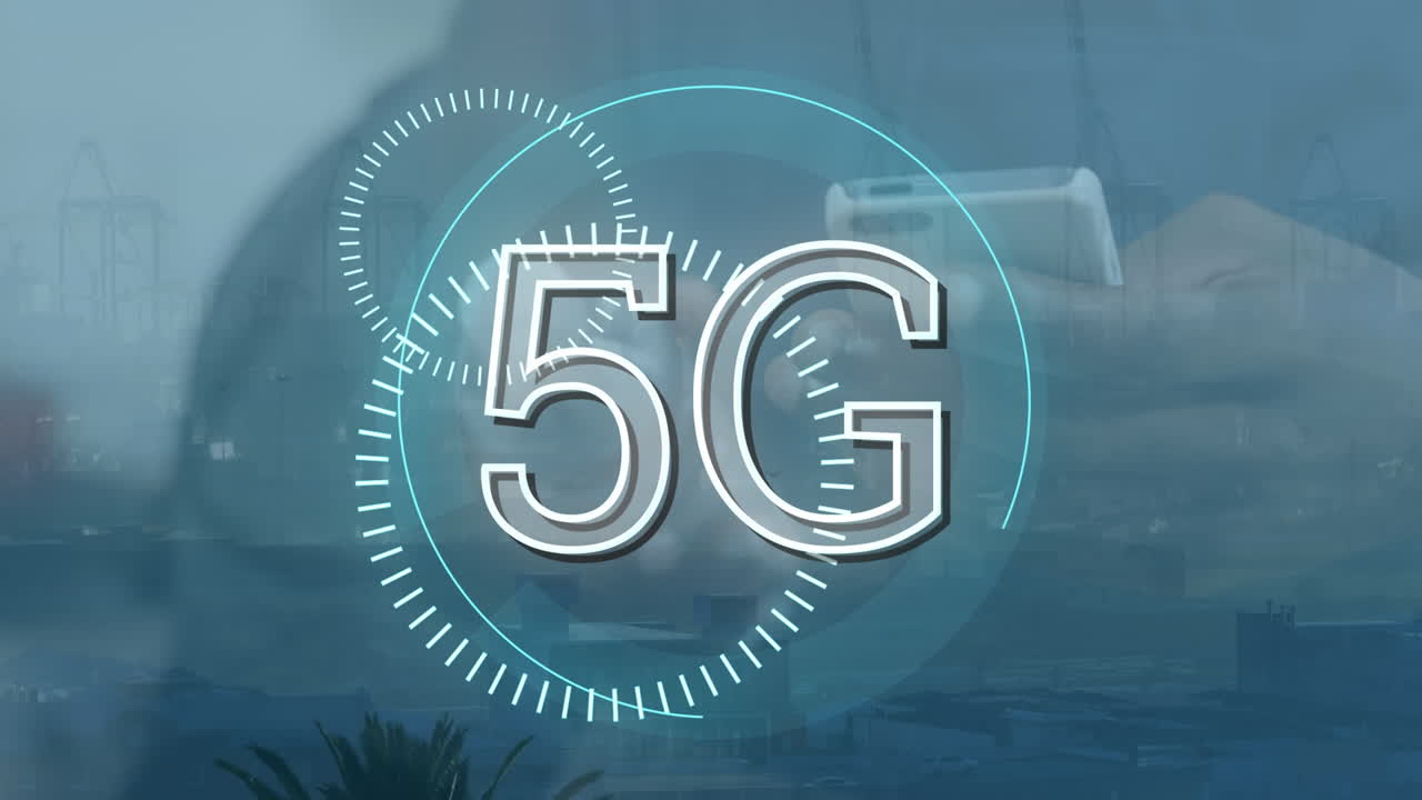 animazione del cerchio di elaborazione e 5g sulle mani di un uomo biraciale che usa uno smartphone