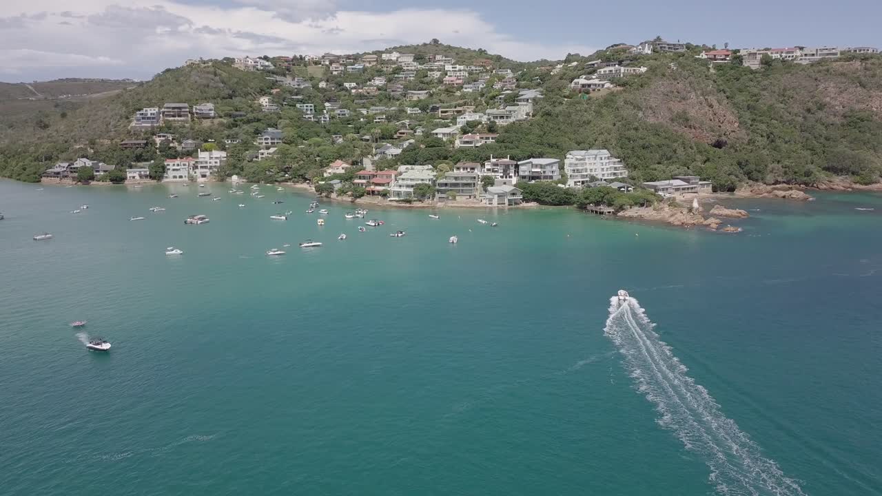 항공: 모터보트가 남아프리카 나이스나에서 이스트 헤드를 향해 속도를 냅니다.