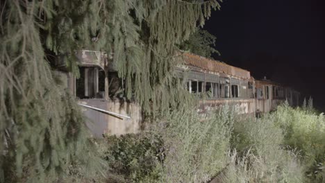 Alte-Faule-Straßenbahn-Im-Nachtwald-Horrorort