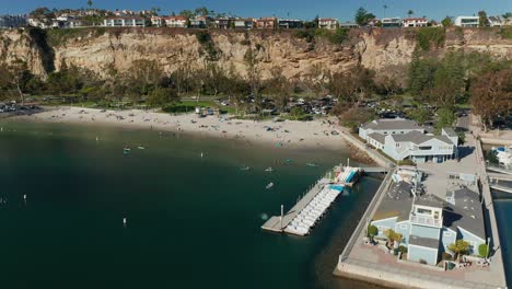 Vista-Aérea-Giratoria-De-Baby-Beach-En-Dana-Point,-California