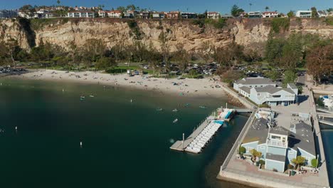 vista aérea giratoria de baby beach en dana point, california