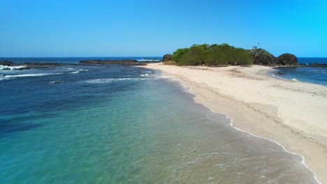 Malerische-Tropische-Strandüberführung-Mit-Klarem-Wasser-Und-Sandigem-Ufer,-Costa-Rica-4K-Drohnenflug