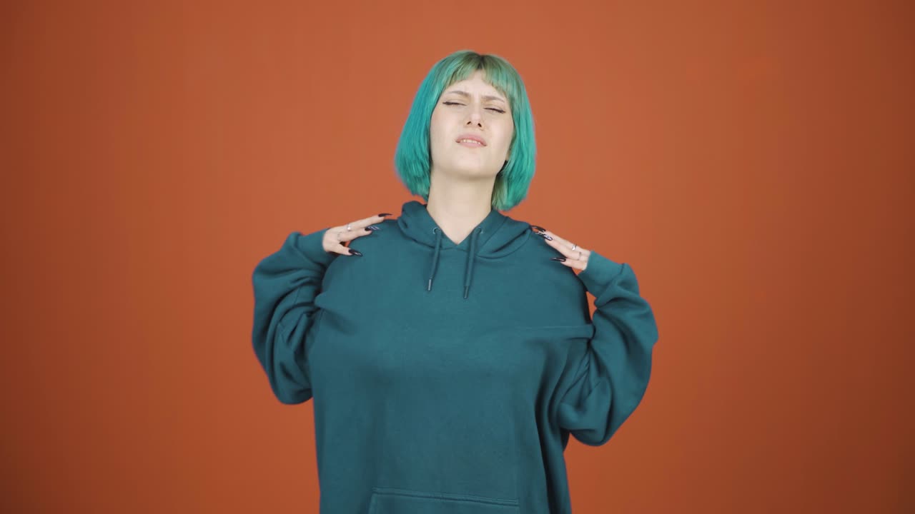 молодая женщина с болью в плече.