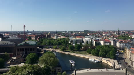 Berliner-Skyline-Mit-Blick-Auf-Die-Spree,-Boote,-Züge-Und-Passanten