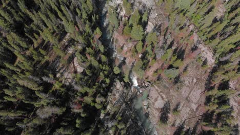 Antenne:-Ein-Zerklüfteter-Bach-Schneidet-Eine-Schlucht-Durch-Einen-Felsigen-Bergwald