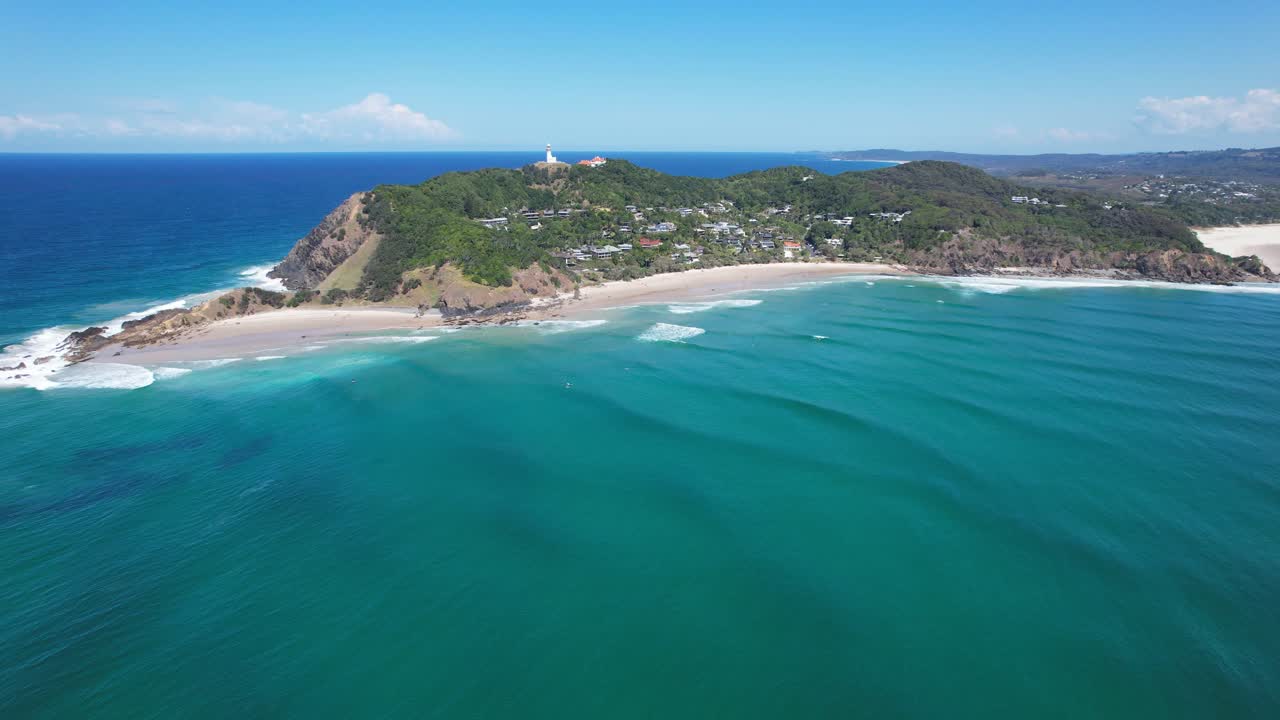 cabo byron con la playa de wategos - pequeña playa de wategos en nsw, australia