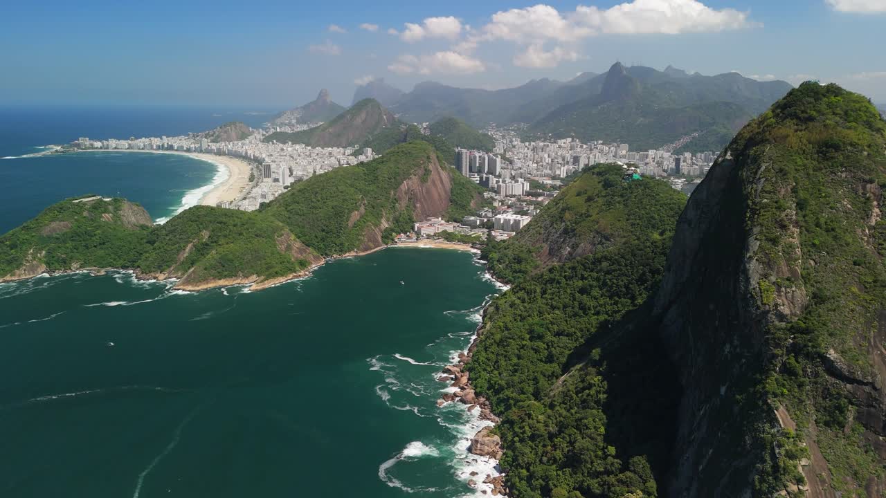 Un drone scende su Rio de Janeiro, rivelando il Pan di Zucchero, i quartieri urbani, le spiagge e la costa dell'Oceano Atlantico