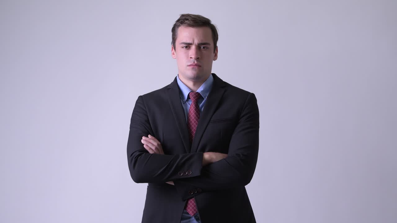 슈트 입은 잘생긴 젊은 사업가