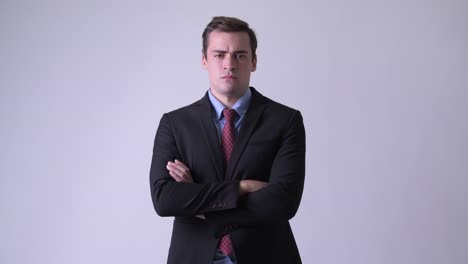 joven y guapo hombre de negocios en traje