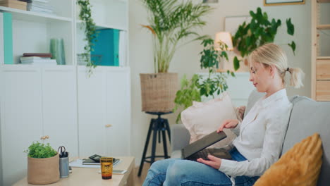 una mujer de negocios cansada busca inspiración.