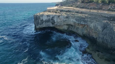 Costa-Escarpada-Y-Rocosa-De-Mallorca,-España-Desde-Una-Perspectiva-Aérea