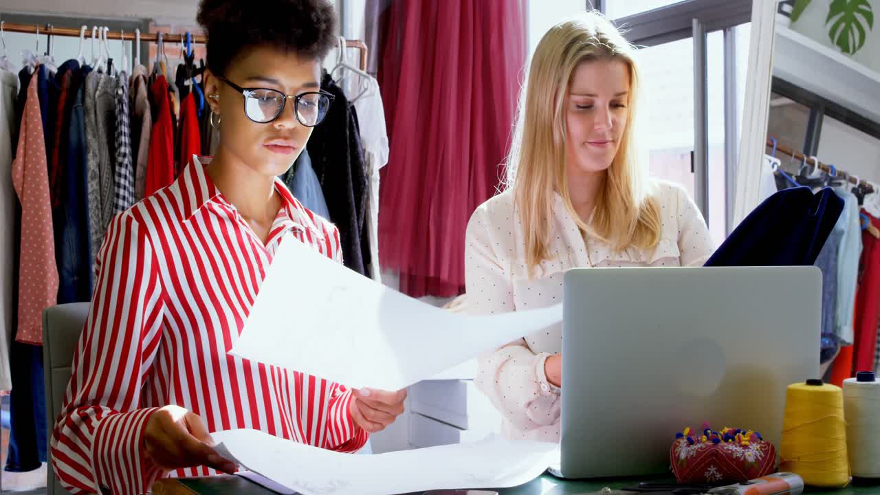 diseñadores de moda trabajando en el escritorio 4k