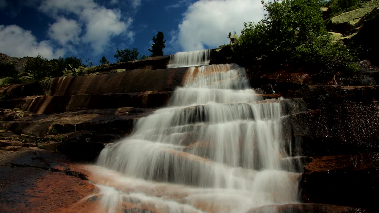 러시아의 에르가키 산맥에 있는 아름다운 폭포의 시간 경과.