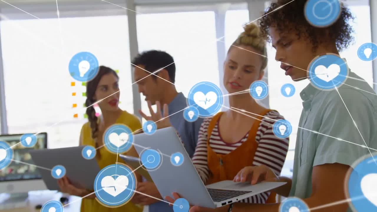 animación de una red de iconos de perfil sobre un hombre y una mujer diversos discutiendo en una computadora portátil en la oficina.