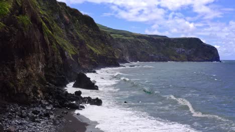 Olas-Rompiendo-En-La-Escarpada-Costa-Del-Acantilado-Atlántico-De-Las-Azores,-Aérea