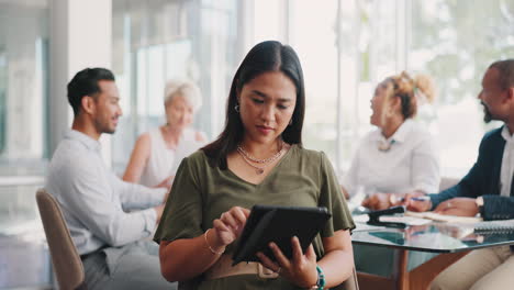 Business-woman,-tablet-and-research-for-meeting