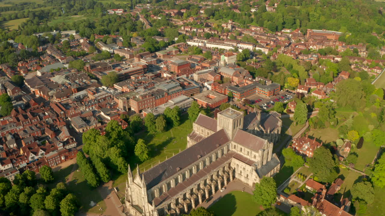 lento disparo aéreo sobre la catedral de winchester hacia el centro de la ciudad