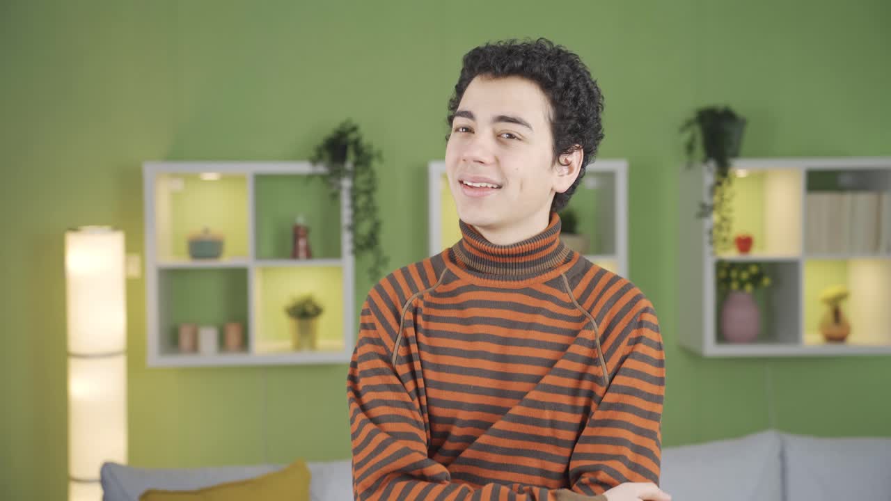 귀여운 똑똑한 소년은 꿈을 꾸고 있어. 상상해봐.