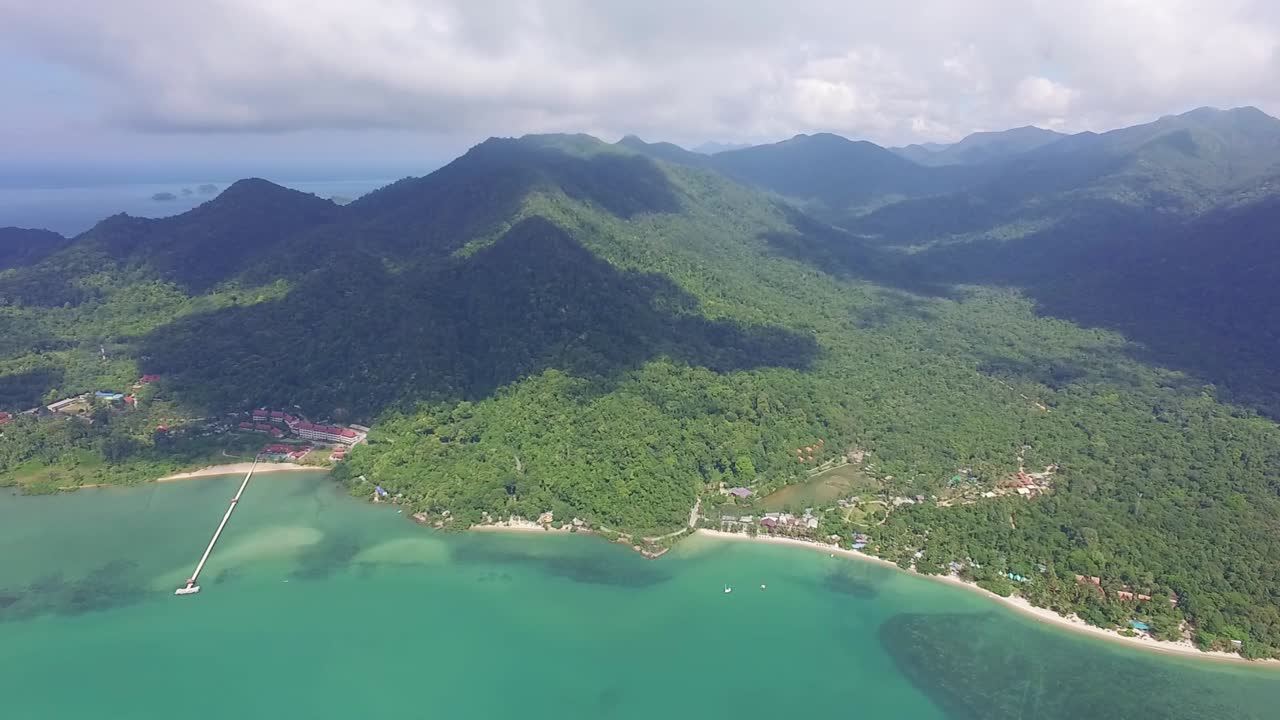 toma lateral aérea alta de koh chang con mar, selva y montañas y nubes