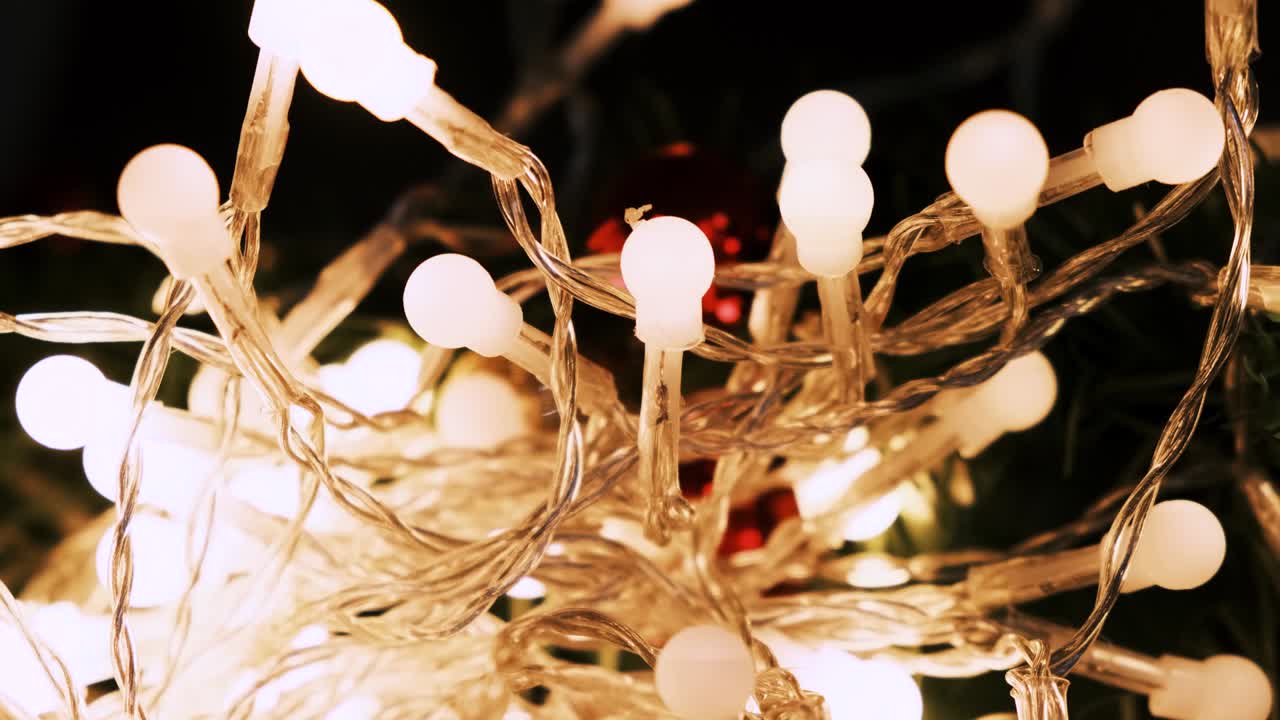 Nytårs- eller julebaggrund. Nærbillede af blinkende lyskæde, klynge af pærer