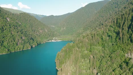 lago de montaña rodeado de bosque