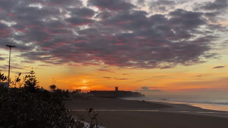 Hermosa-Puesta-De-Sol-Escénica-Con-Rayos-De-Sol-Brillando-A-Través-De-Las-Nubes-Sobre-La-Playa