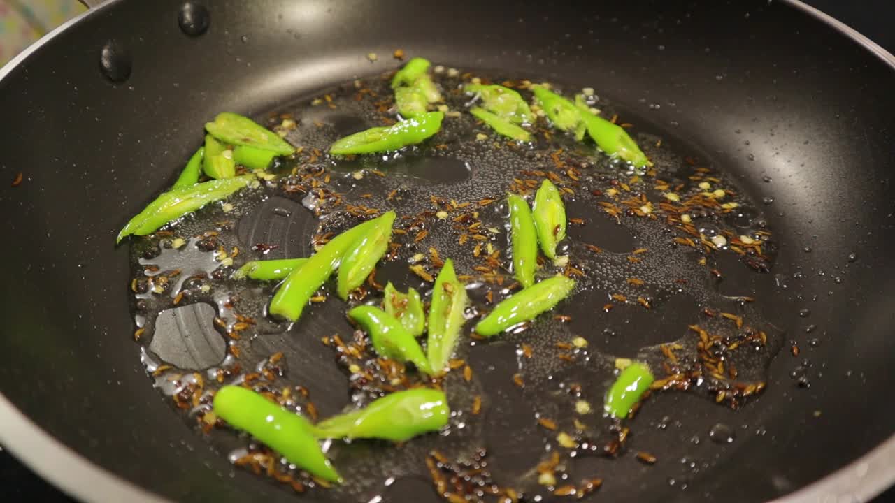 cerca, freír chiles calientes y picantes con aceite en una sartén