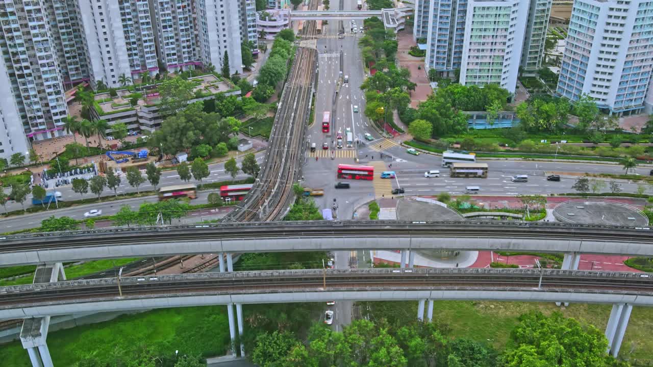 mtr 경전철 및 tuen ma 라인, tin shui wai, hong kong의 공중 저속 촬영