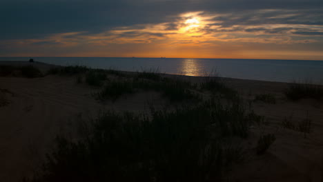 Vista-Aérea-De-La-Playa-De-Arena-Con-Una-Tranquila-Puesta-De-Sol.-Encantador-Paisaje-Marino-Contra-El-Cielo.