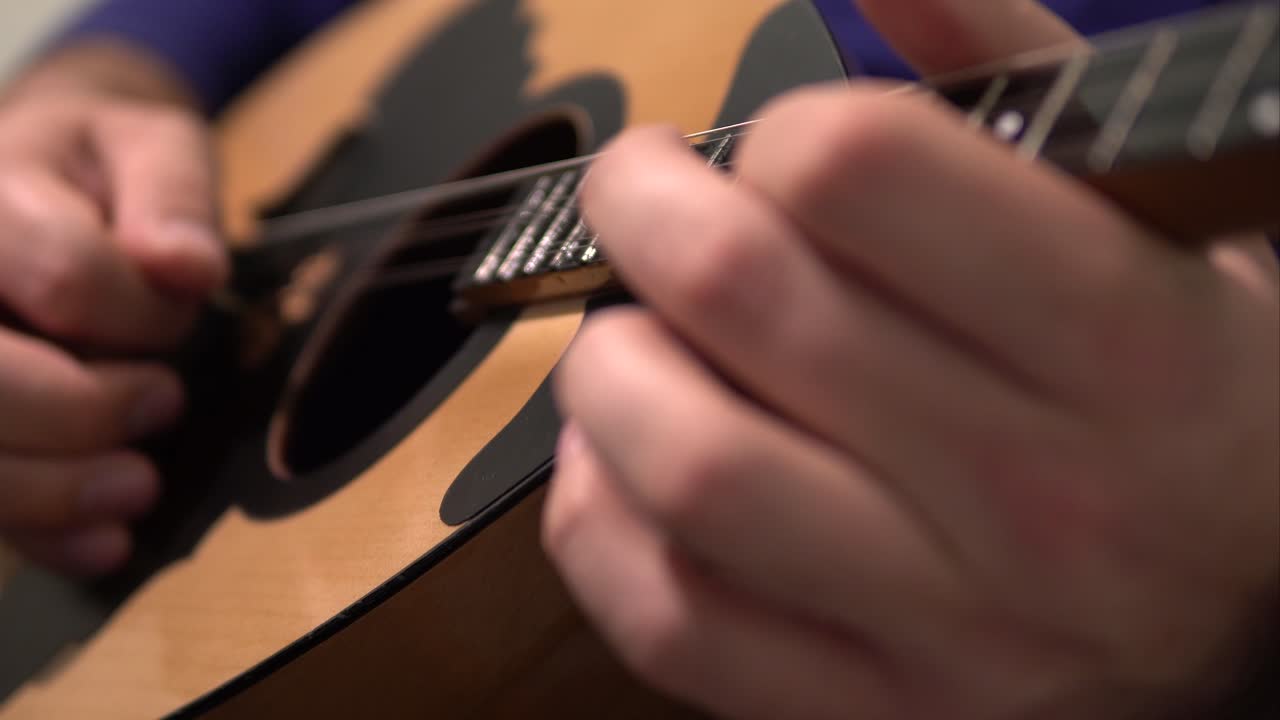 fotografía de cerca de una persona tocando el bouzouki instrumento de cuerda tradicional griego en 4k