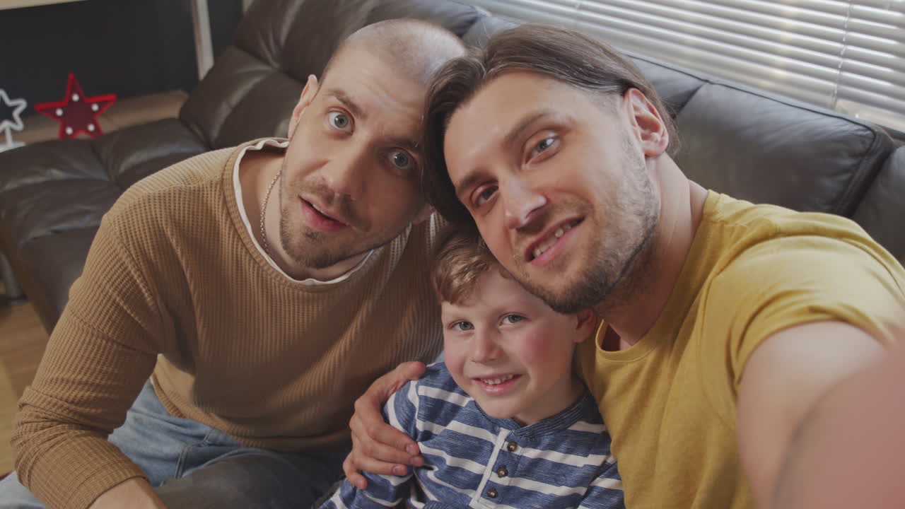 Punto de vista de una pareja LGTBIQ y un niño pequeño haciéndose un selfie