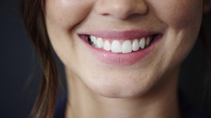 Primo piano di una giovane donna sorridente